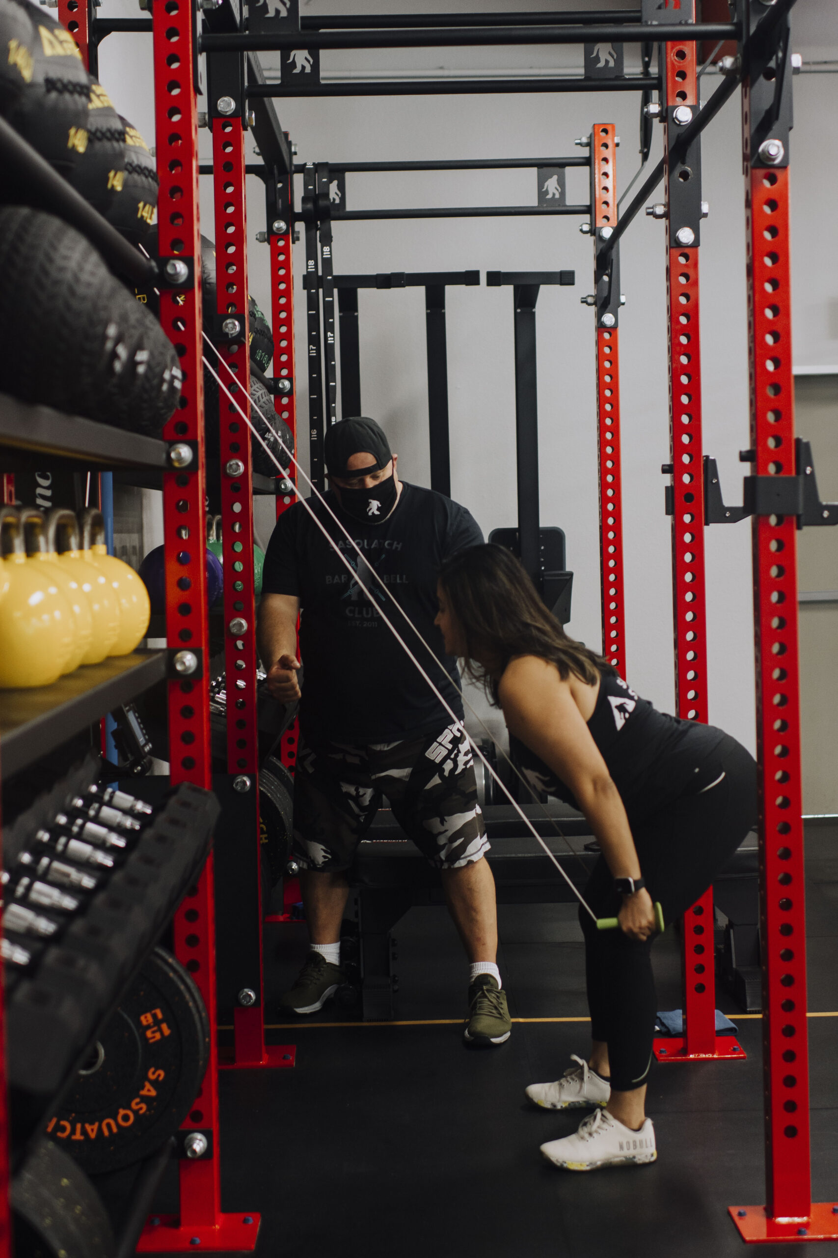Couple strength training together to get in shape before their wedding